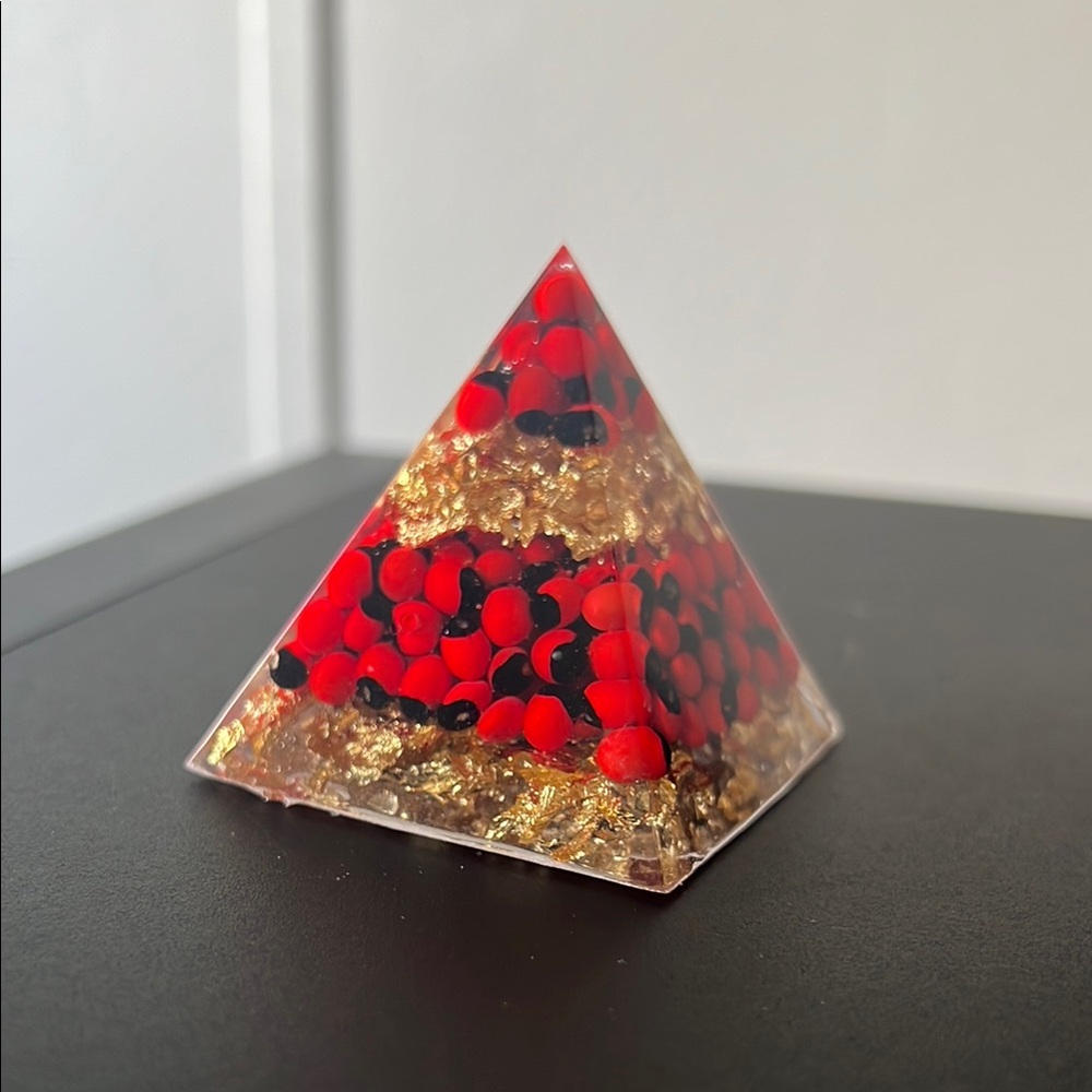 NWOT 🆕 Handcrafted Huayruros and Gold accents Pyramid